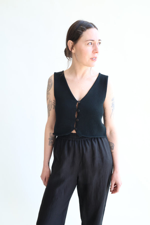 Clio Vest Black