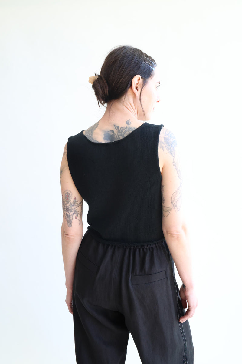 Clio Vest Black